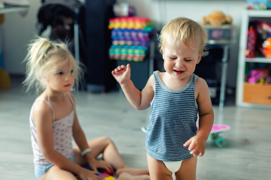 jonge broer en zus maken ruzie