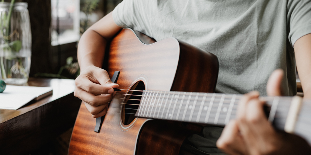 man speelt gitaar