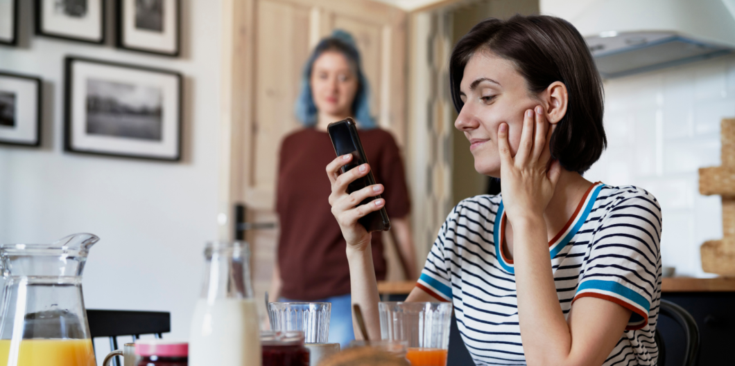 vrouw gebruikt smartphone