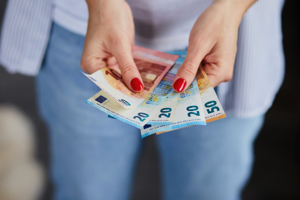 Vrouw heeft een aantal eurobiljetten in haar handen