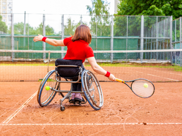 vrouw speelt tennis in rolstoel