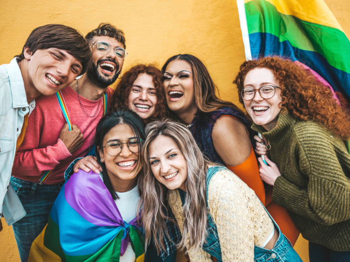 groep transgender jongeren met pridevlag