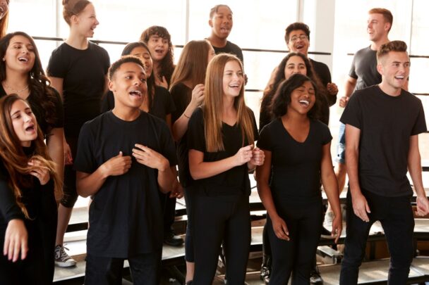 Groep zingende mensen met zwarte kleding aan