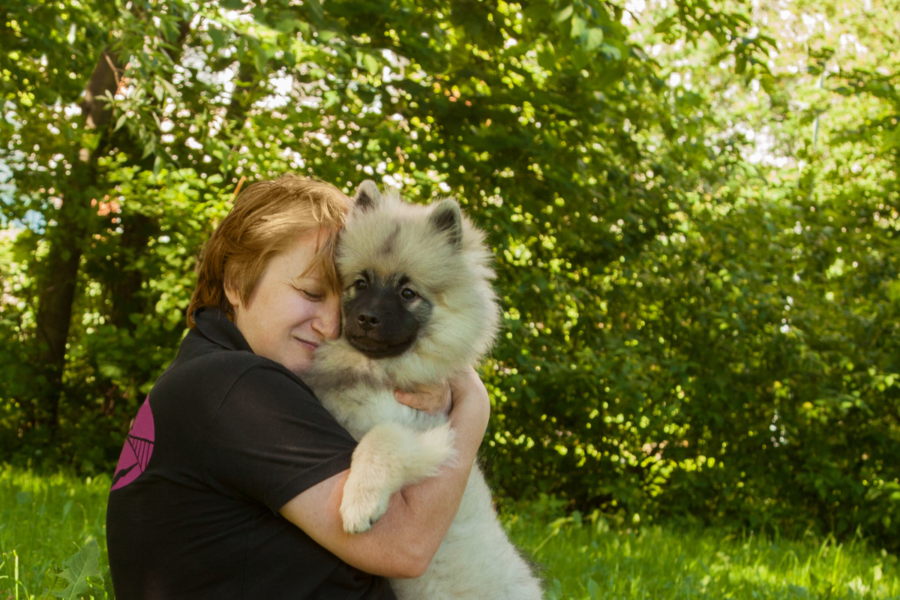 vrouw knuffelt met een puppy