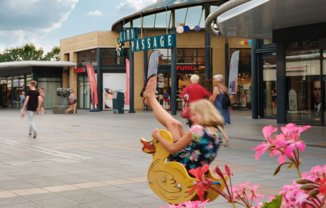 Winkelpassage in Veldhoven met spelend kind op de voorgrond
