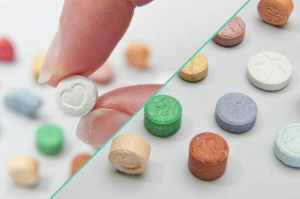 Allemaal verschillende soorten drugs op een tafel. Verschillende pillen in verschillende kleuren.