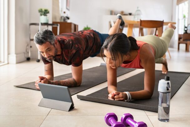 man en vrouw doen een plank oefening op een sportmatje