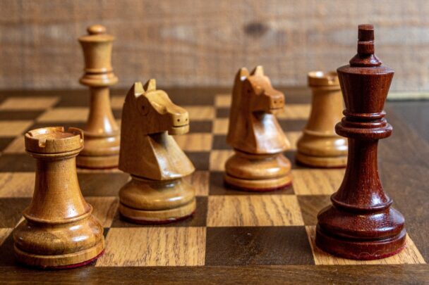 Schaakbord met schaakstukken erop