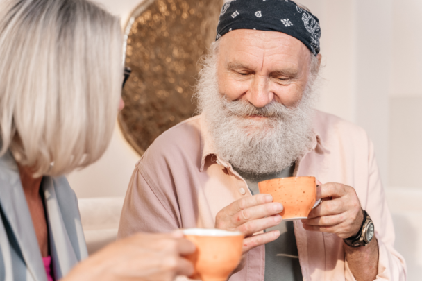 Man en vrouw van oudere leeftijd drinken samen koffie.