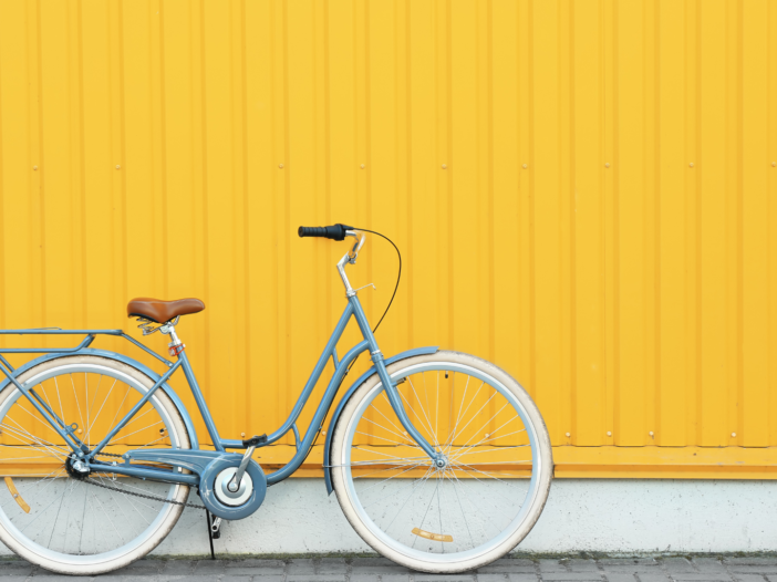 Fiets tegen een gele muur geparkeerd