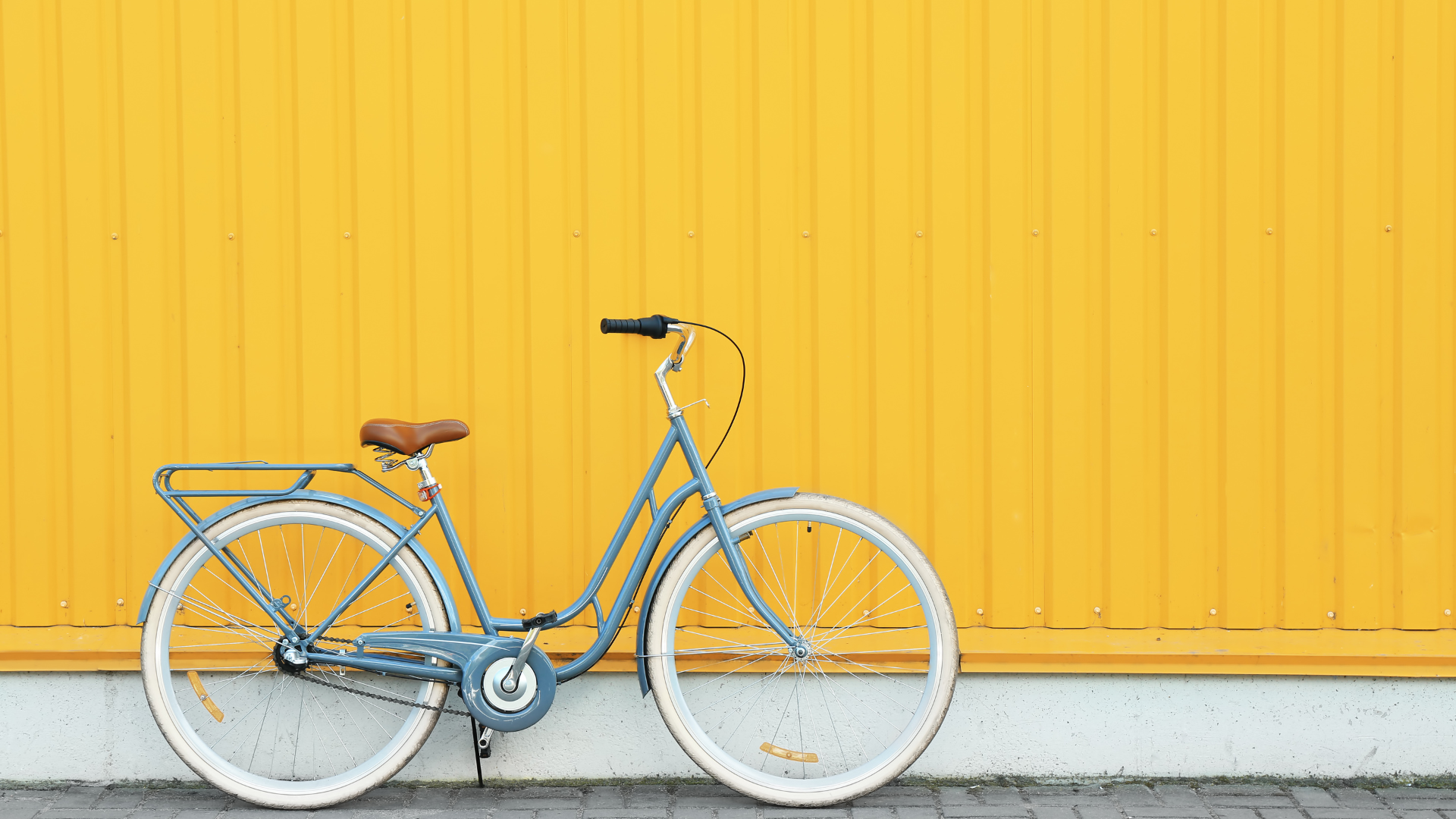 Fiets tegen een gele muur geparkeerd