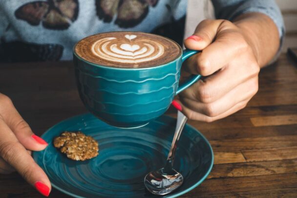 Close up van een cappuccino in een blauwe mok