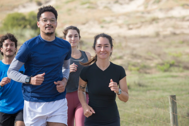 Twee mannen en twee vrouwen zijn samen aan het hardlopen