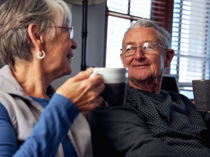 Oudere man en vrouw drinken samen een kopje koffie