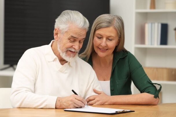 Man en vrouw ondertekenen een document.