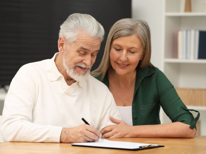 Man en vrouw ondertekenen een document.