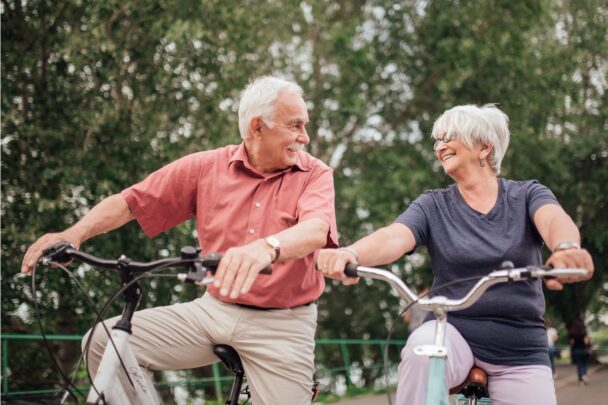 Twee ouderen zijn samen aan het fietsen.