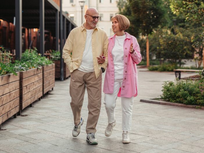 Man en vrouw wandelen samen en zijn in gesprek.